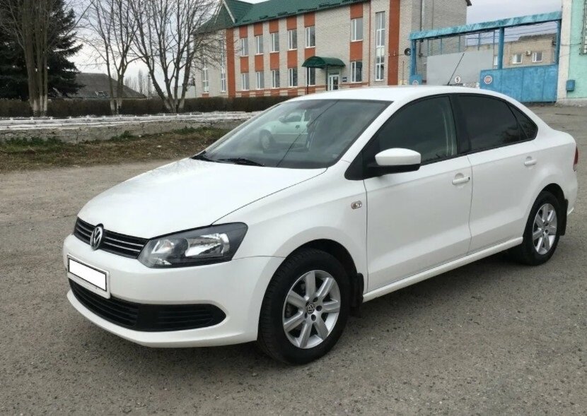 На таком автомобиле с "автоматом" Роман начал свою работу в такси.