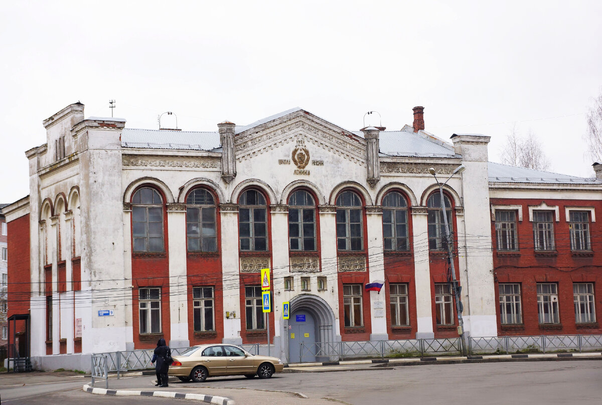 Школа №40, в которой учился А.А, Маланов - ныне "Дом Творчества Красноперекопского района". Фото автора