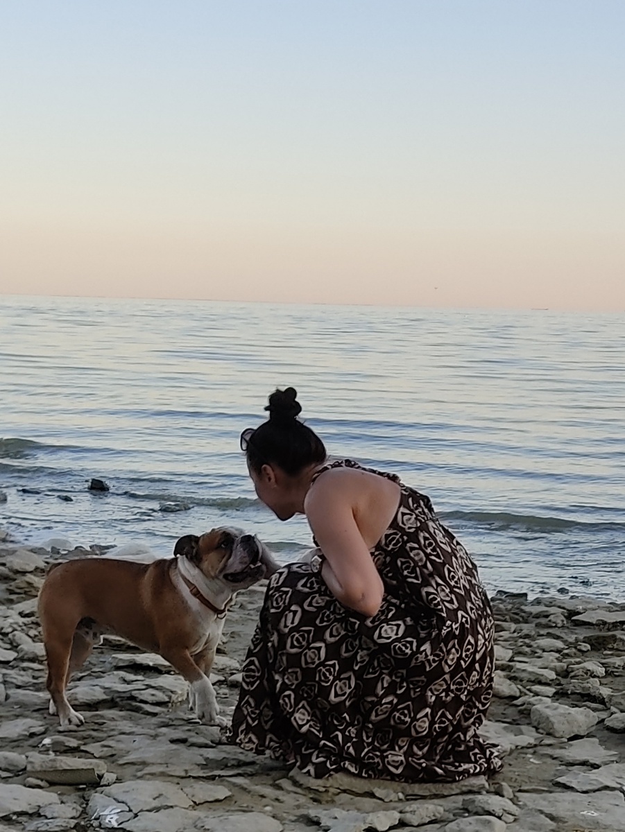 На море мы гуляли рано утром и поздним вечером, днём выходили минут на 15,чтобы Ватсон сделал "свои дела" и побегал чуть в тени. 