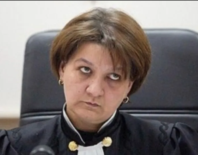 — Я была абсолютно уверена в том, что вижу перед собой Гришова.                                    — Его доставляли ко мне дважды, и каждый раз я задавала ему стандартные вопросы автобиографического характера, на которые подсудимый отвечал быстро и правильно. Кроме того, передо мной были обвинительное заключение, приговор мирового суда и так называемая форма N 1 с фотографией подсудимого.                                                                         Я не собираюсь оправдываться и каяться здесь в том, чего не совершала.                                                     Я и сейчас в здоровом состоянии, но объяснить свой поступок не могу