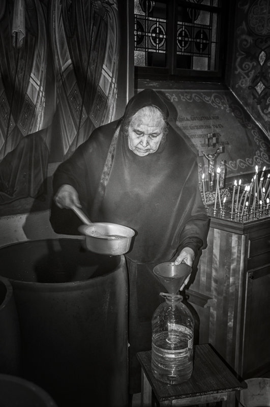  Святая вода от лукавого,  набираю побольше!