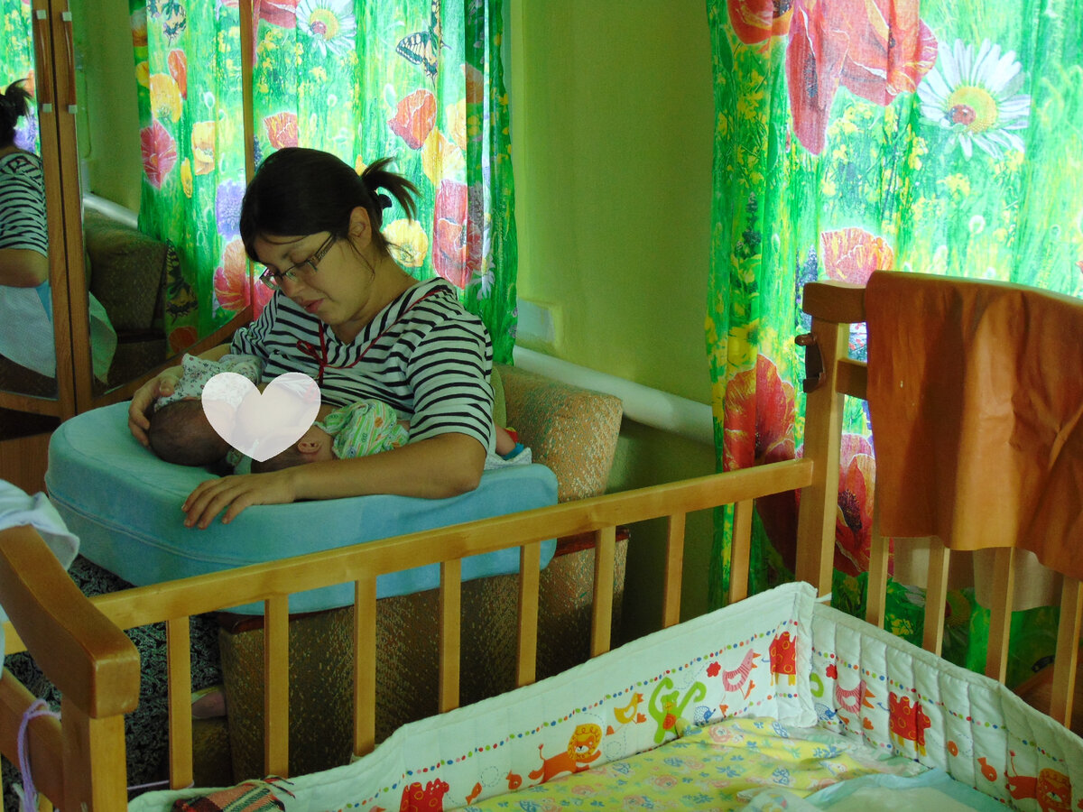 Именно в период грудного вскармливания я заметила первые признаки того, что дети меня делят. Им было около полугода, когда они начали отпихивать друг друга. А к году мальчишки стали откровенно безобразничать, и мы окончательно перешли на раздельное кормление.