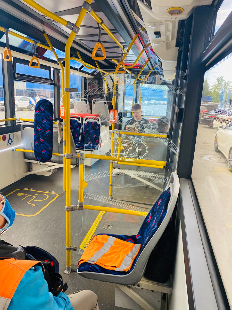 Тепло, чисто, малолюдно. Работает кондиционер, что в редкую Питерскую жару крайне актуально. В троллейбусе есть порты для зарядки телефона (крайне маломощные). Фото: мои. Листаем влево-->