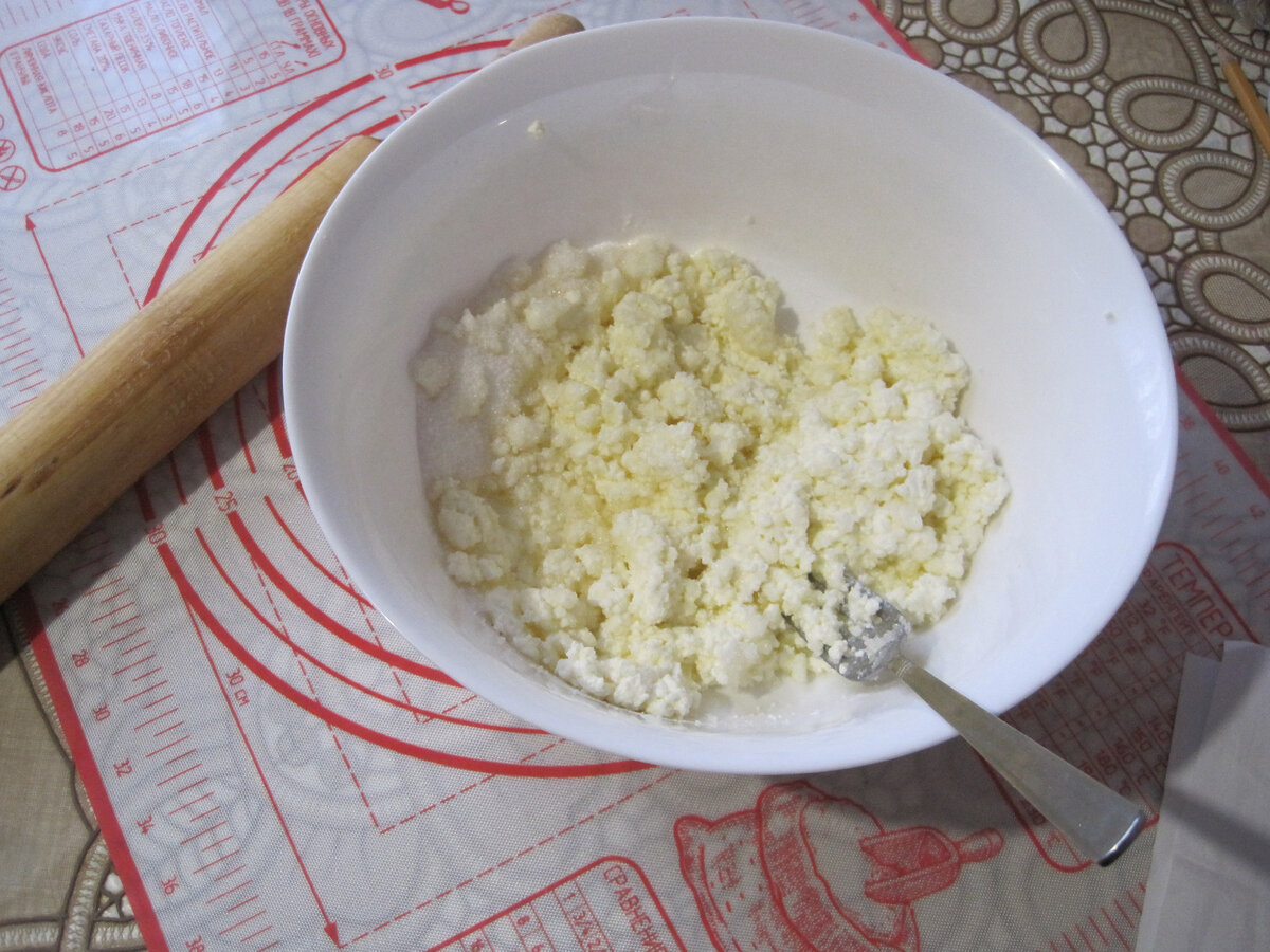 В миску высыпаем творог. Фото автора oldp0var.