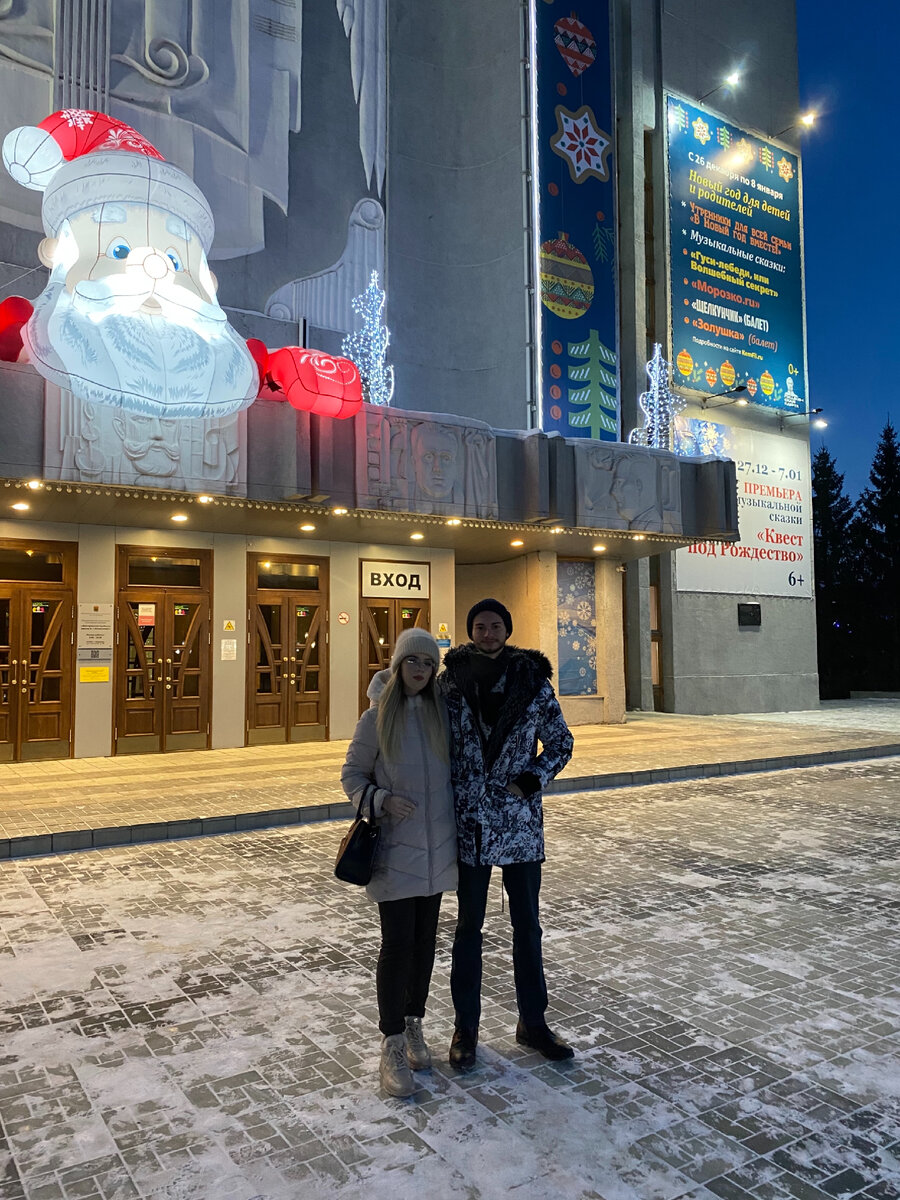 Россия, Кузбасс. Кемерово. Вчера 6 января в 18:00 мы были в филармонии в органом зале и слушали живую музыку,  выступление называлось «Рождественский сочельник». Давно я не ходил в Филармонию и забыл, как там все классно организованно, как уютно и красиво. Кстати в филармонии есть 4 зала. Большой зал на 855 мест, Органный зал на 440 мест, Камерный зал на 60 мест, конференц-зал на 50 мест, а также есть  7 зон отдыха (в том числе два зрительских  бара), помещения для репетиций, структурные подразделения филармонии. Мы были вдвоём и среди всех, кто был в органом зале вчера, мы единственные, кто младше 24 лет. Люди только с возрастом понимают, как классно посетить такие места, как филармонию, театр, музыкальный театр, музеи и другие культурные места с живой музыкой, танцевальной афишей и культурой наших предков. Сейчас молодёжь в основном залипает в телефонах, ходит по клубам и не развивается, не развивает свой дух, ведь дух одно из главных составляющих нашего мира и дух помогает нам и спасает от бед и других проблем. Филармония Кузбасса имени Б.Т. Штоколова находится по адресу Советский просп., 68. Индекс 650000 • 