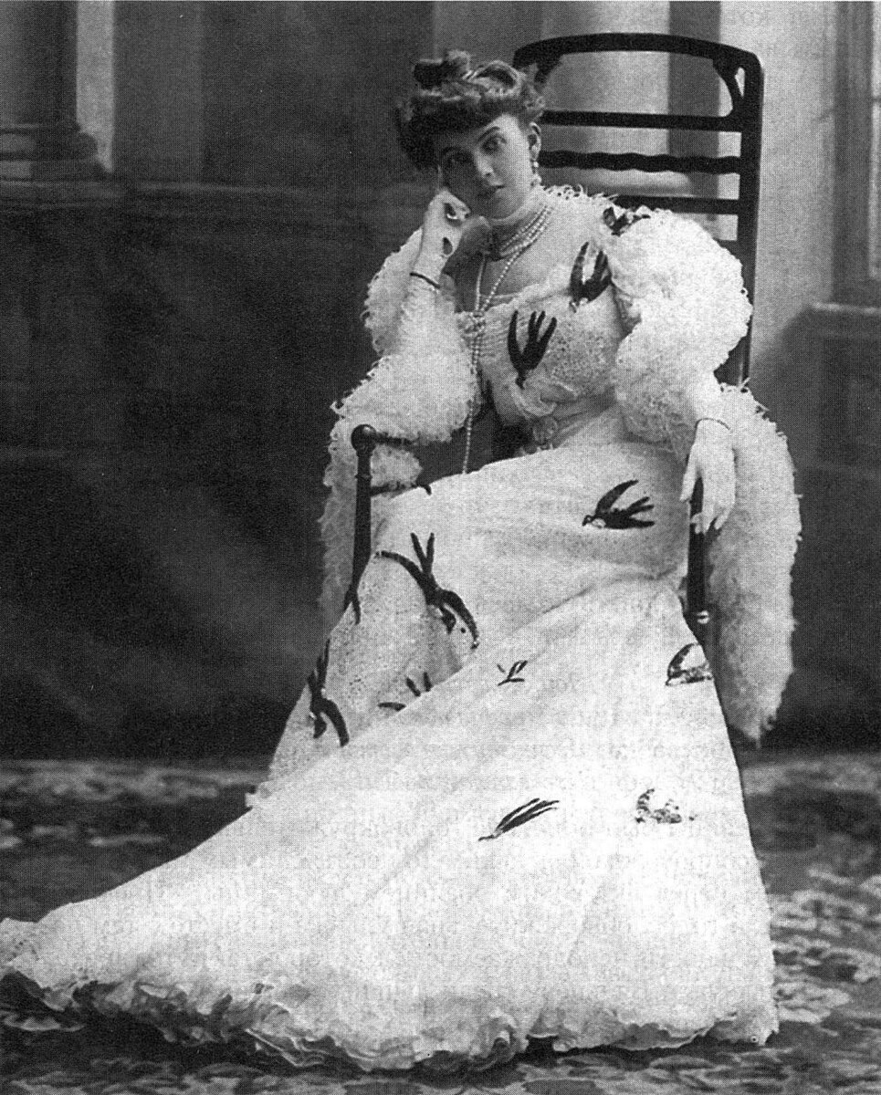 Несравненная в знаменитом платье "с ласточками".