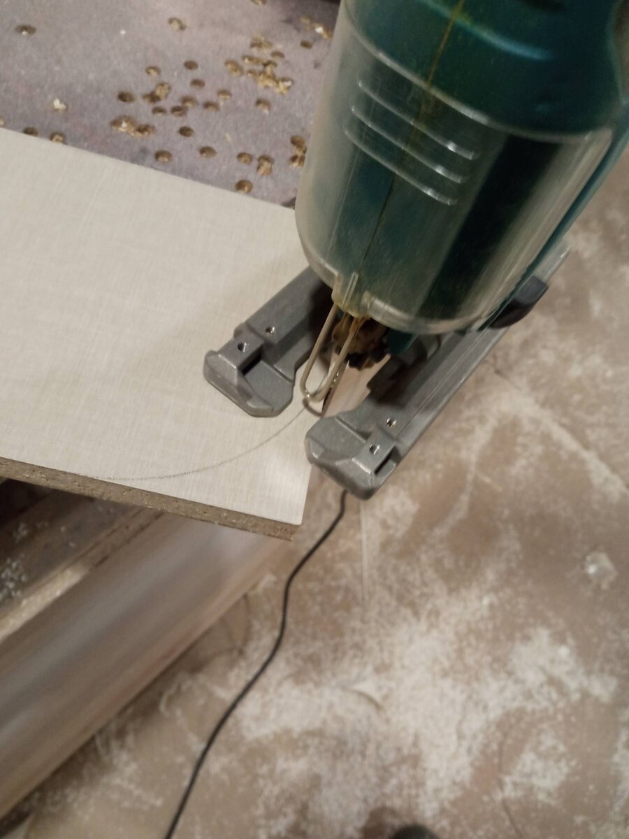 Отпилите лобзиком ненужную часть примерно в 2 мм от линии. Пилите аккуратно и не спеша т.к. могут остаться сколы, которые  могут зайти за линию карандаша и тогда придется приложить дополнительные усилия для исправления ситуации