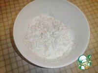     Овсяные хлопья залить кефиром, перемешать и оставить на 10 минут.