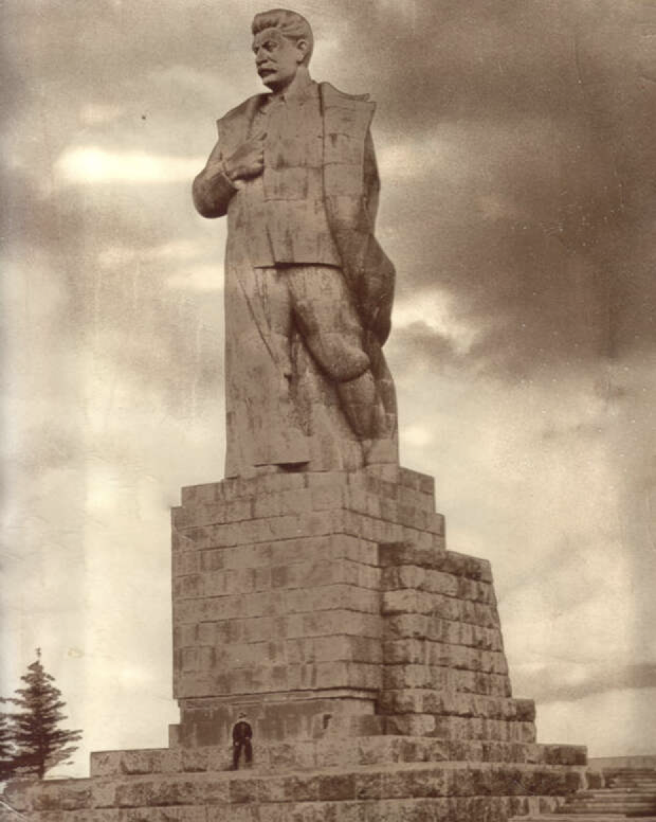 Памятник сталину. Памятник Сталину и Ленину на канале имени Москвы. Памятник Ленину и Сталину в Дубне. Памятники Ленину и Сталину на канале имени Москвы в Дубне. Памятник Сталину Дубна.