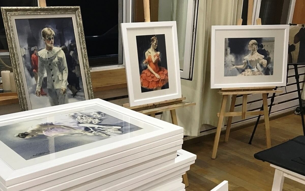 Подготовка выставки художника Анны Ивановой