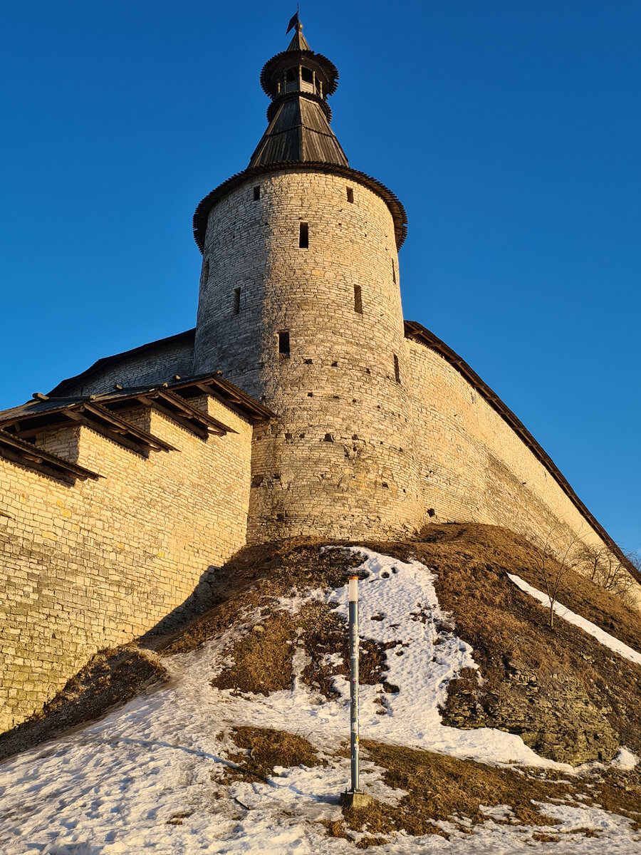 Город всегда был приграничьем, а поэтому крепостные стены были "наше всё"для его жителей