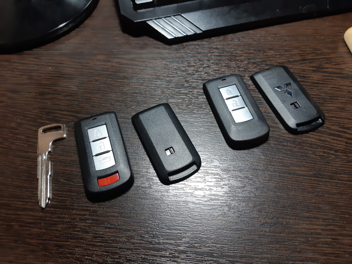 Слева — купленный на Али, справа — штатный