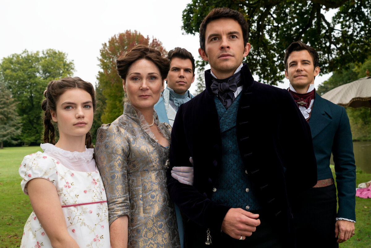 Семья 2 дата выхода. Джонатан бэйли бриджертоны. бриджертоны сериал 3. бриджертоны вайолет. семья бриджертоны.