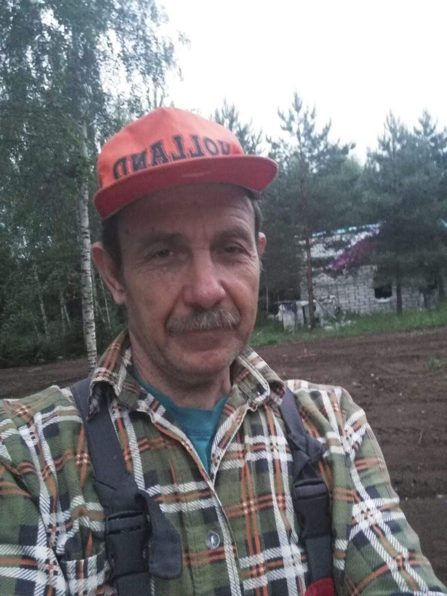 Мой муж Виктор на нашем участке