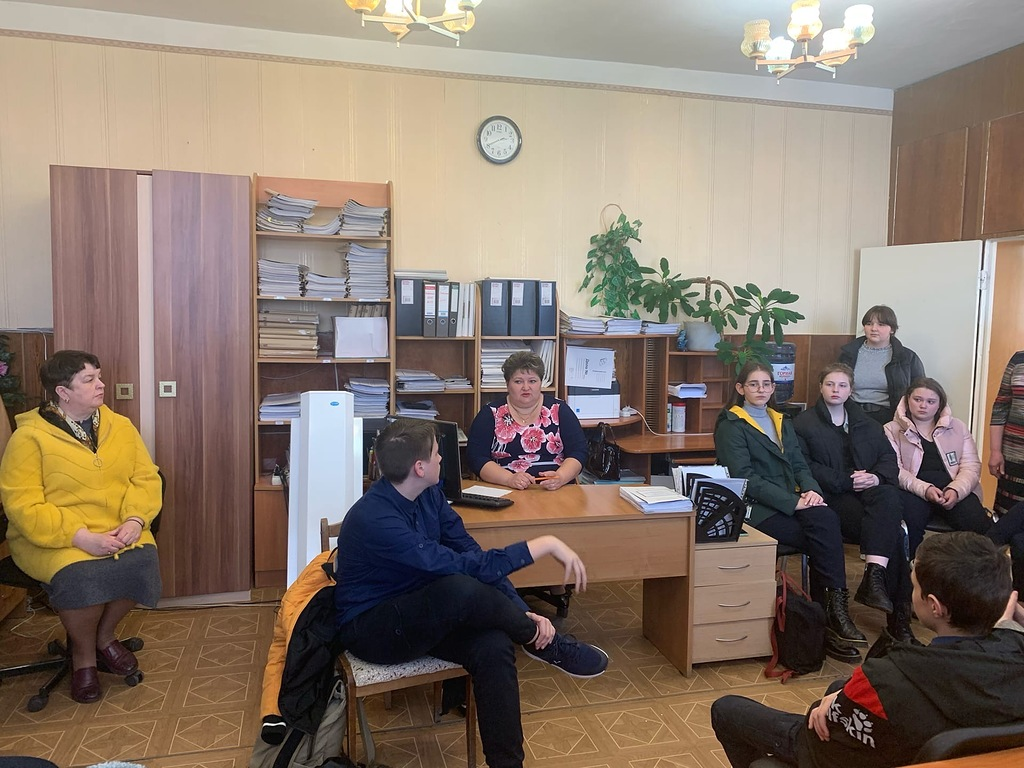 Бондарские школьники отвечают на вопросы работников ЦЗН Бондарского района.
