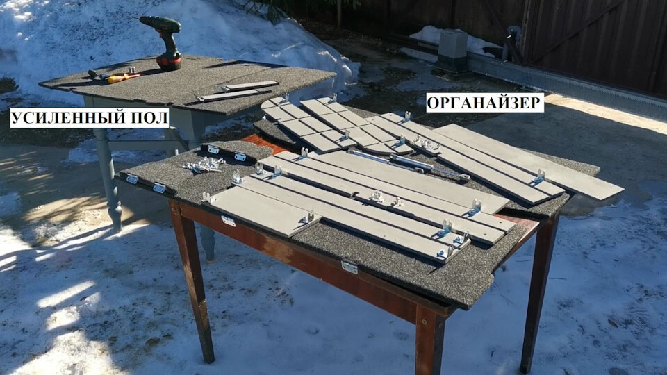 Распакованные: усиленный пол (слева) и органайзер (справа) для Kia Rio X (X-line)