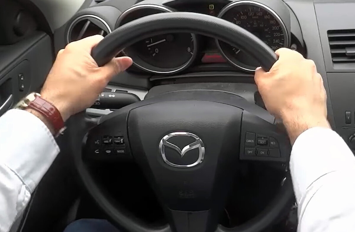 Правильное положение рук на руле – одна из основ безопасного движения.