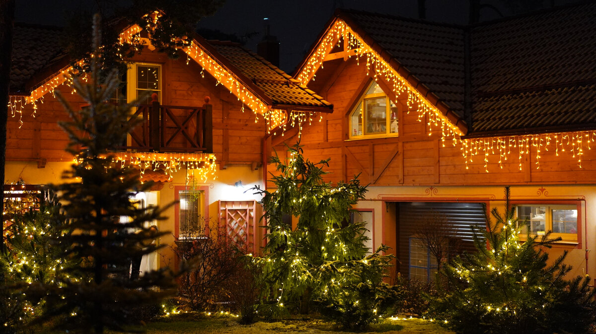 Новогодние гирлянды на фасад дома