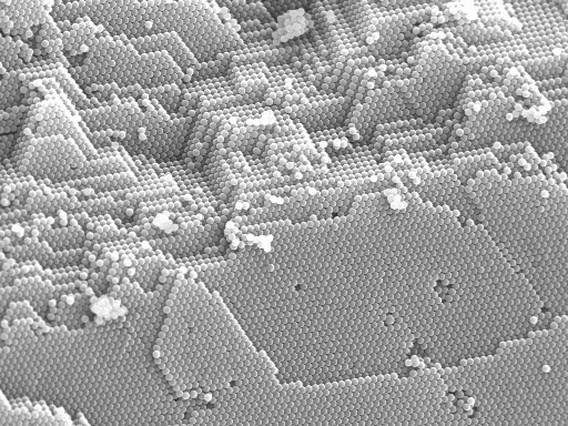 Так выглядит поверхность опалоподобного фотонного кристалла под сканирующим электронным микроскопом
manhattan / Photonic Crystals Group ICMM
