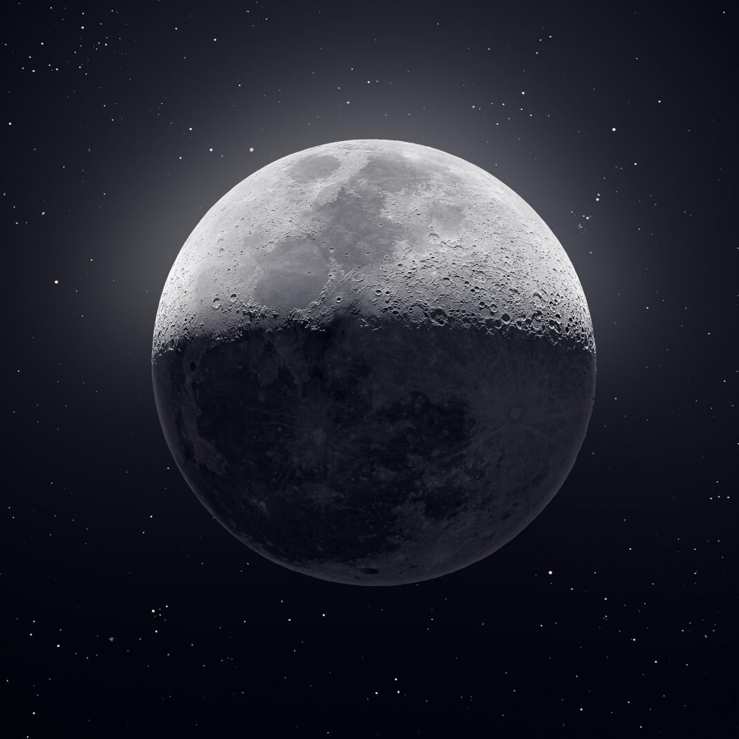 Кажется, будто на этом снимке Луна сфотографирована прямо со своей орбиты — детализация просто поражает: виден буквально каждый кратер, каждое пятнышко на поверхности нашего естественного спутника.