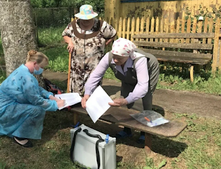 Когда нас заманивали проголосовать за новую Конституцию на пеньках, что нам только не обещали. Рассмотрим только медицину. Ну и что в ней стало лучше? Ничего. У нас на два микрорайона Калуги, Ольговка и Малиновка даже ФАПа нет. Ну, а то, что пристроено к магазину «Магнит» на Ольговке – не знаю, как и назвать. Участковый врач по участку не ходит, а надо вызывать дежурного врача из поликлиники №8, что находится на Радищева, на другом конце Малиников в приспособленном помещении на первом этаже жилого дома. В этой поликлинике не хватает многих специалистов. Как я в прошлом году сделала там прививки от сезонного гриппа и три от ковида – не описать словами. Какая нагрузка на процедурный кабинет – такие, соответственно, проблемы пациентам. Власть! Повернись к народу лицом.