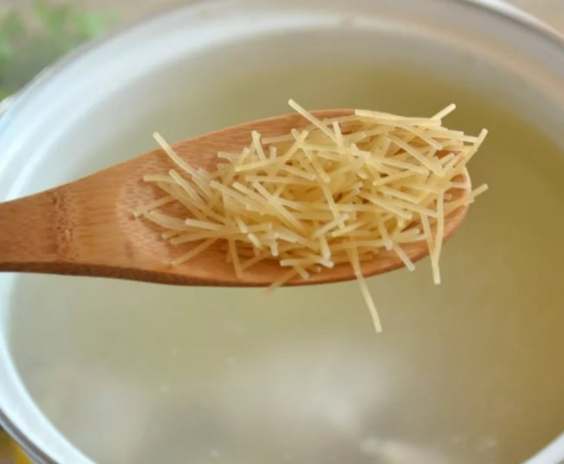 Куриный суп с вермишелью. Суп в кастрюле. Технологическая карта куриного супа. Макарошки для супа. Сколько нужно вермишели на 3 литра супа.