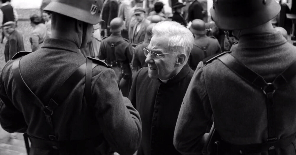 Американец Харви Кейтель в «Раскрашенной птице» играет добродушного священника