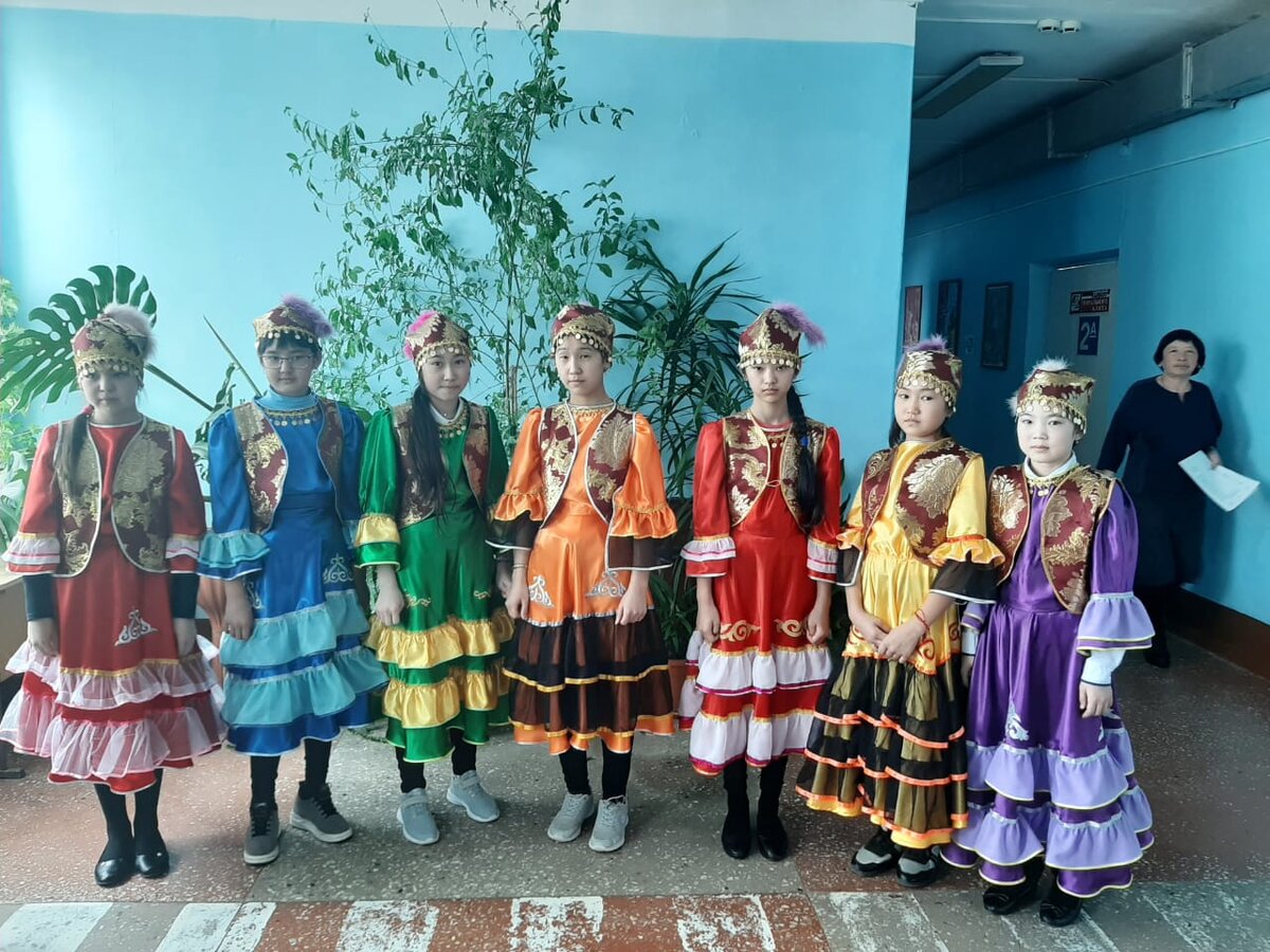 Ученицы ОУ "Весёлорощинская школа" в казахских национальных нарядах перед выступлением на концерте,