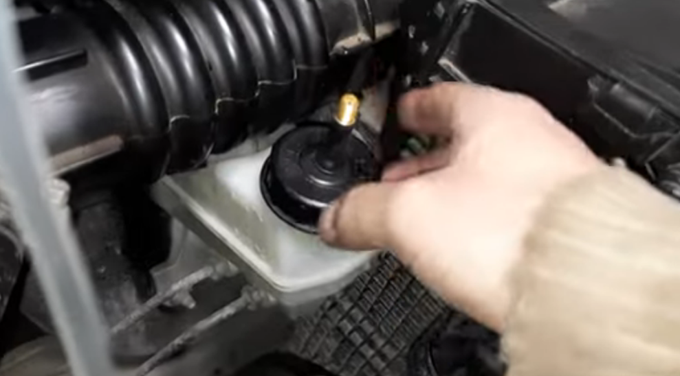 Показываю, как я на Ладе Весте менял тормозную жидкость без помощника ...