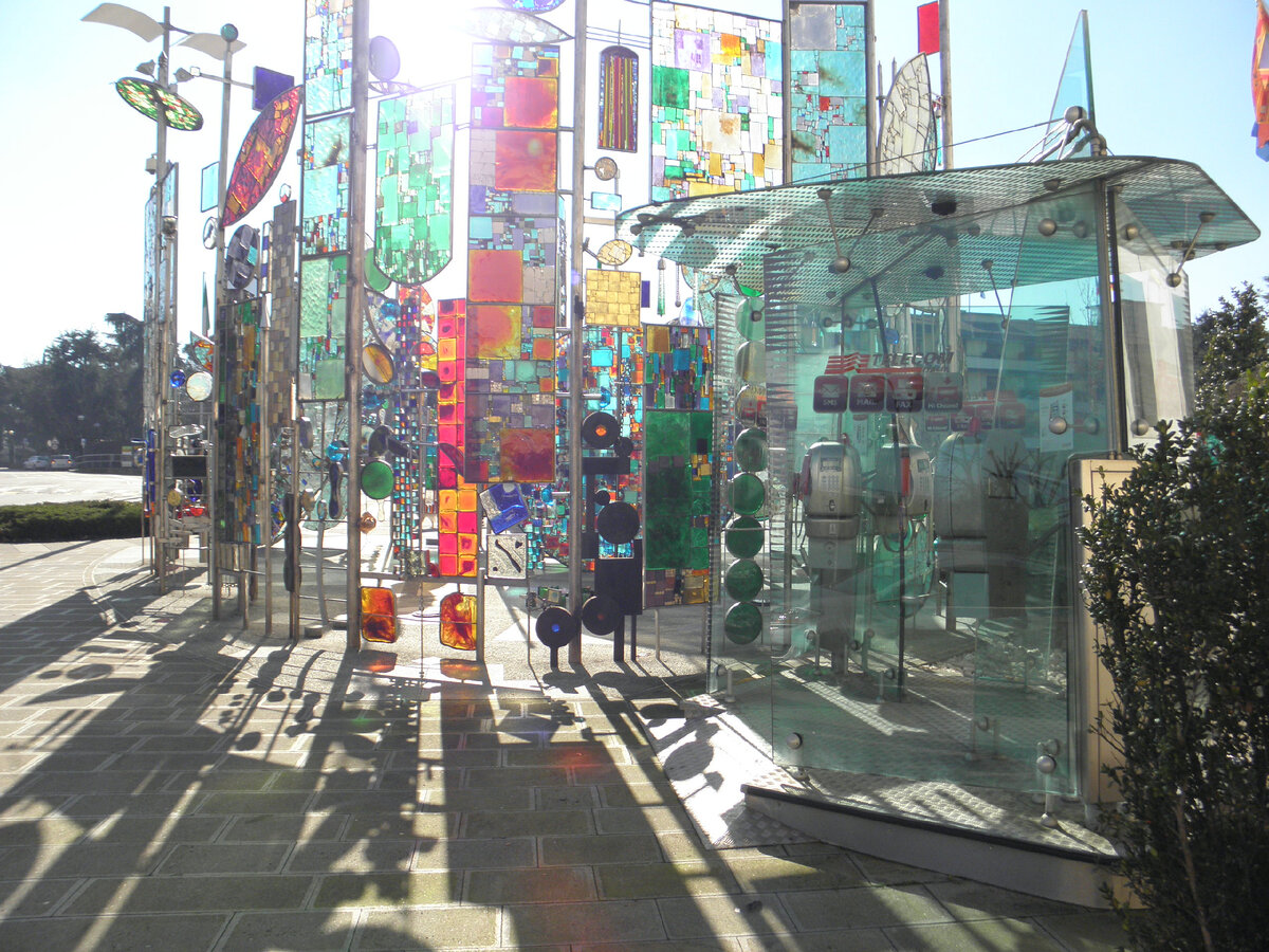 Актуальная в 2014 году телефонная будка, витраж и весенний свет.