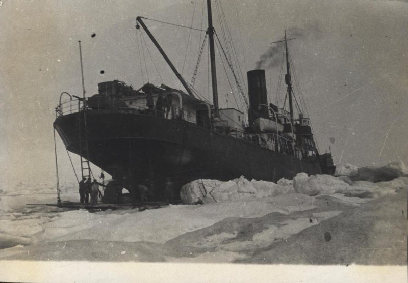 Морской кочегар на пароходе. Ледокольный пароход Сибиряков. Пароход Александр Сибиряков. Ледокол Сибиряков 1932. Ktljrjkmysq gfhj[Jl«Александр Сибиряков».