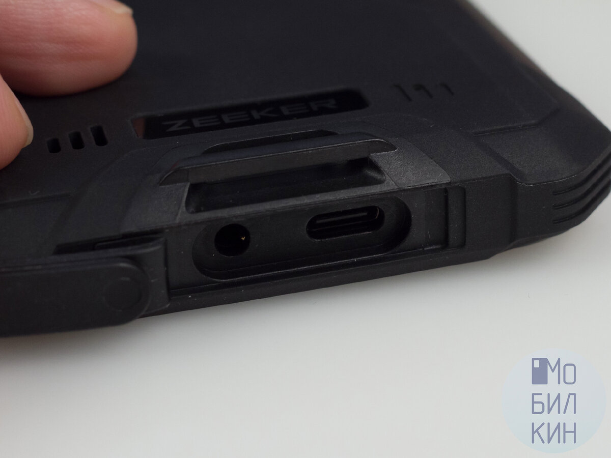 Снизу: микрофон, разъёмы 3.5-мм и USB Type-C под заглушкой