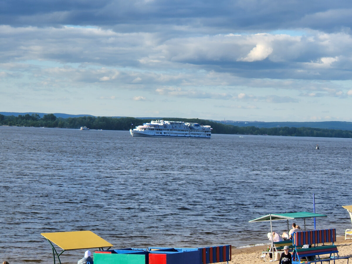По Волге не спеша плавали кораблики