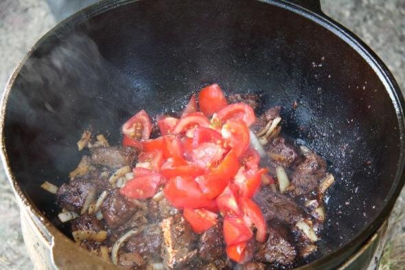 Бараньи ребрышки на костре. Баранина в казане на костре. Шулюм из баранины в казане. Баранина в казане на костре. Фото на рыбалке в казане баранина.