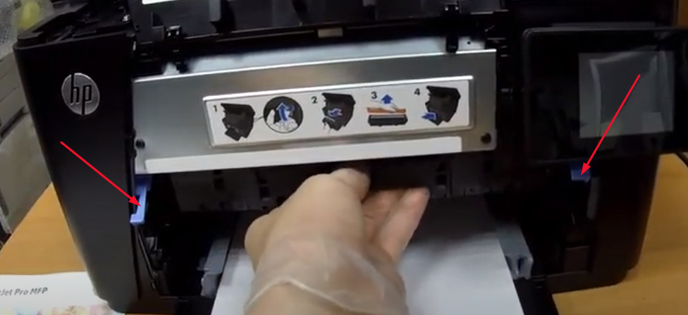 Перед извлечением драм-картриджа поднять вверх указанные стрелками рычаги