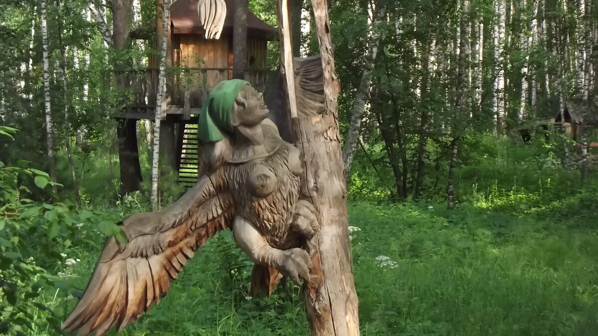 Деревянная скульптура в парке "Околица". Фото автора. Листайте галерею, там много интересного