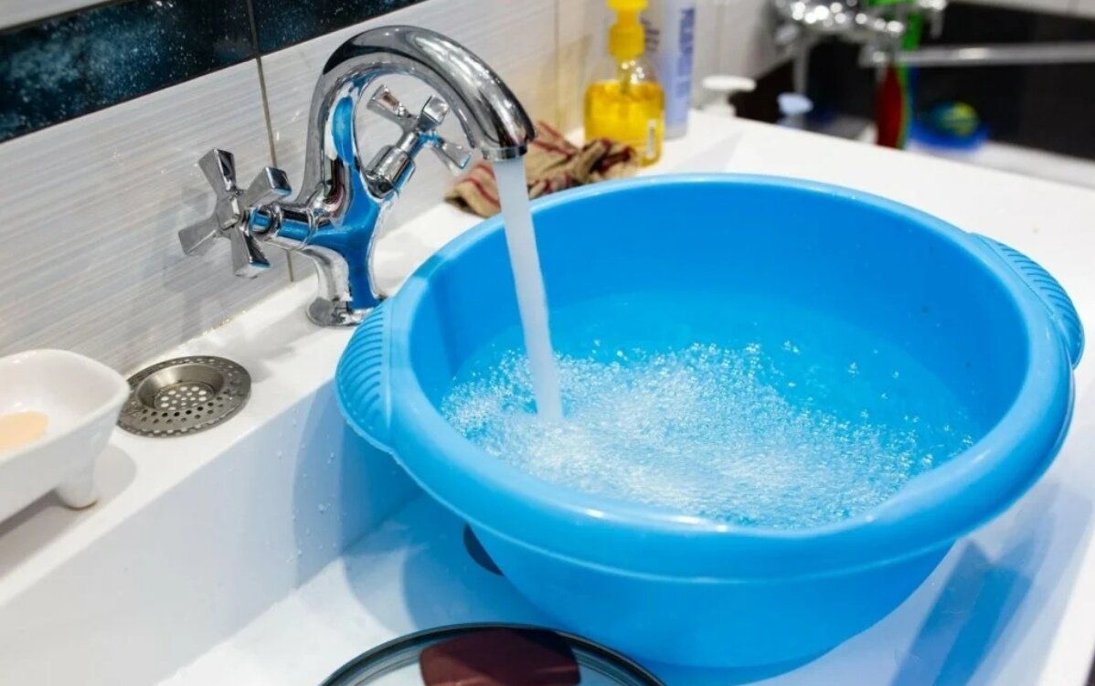 Вода в тазике должно быть много
