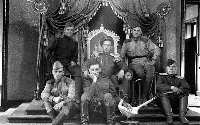 Ð¡Ð¾Ð²ÐµÑÑÐºÐ¸Ðµ ÑÐ¾Ð»Ð´Ð°ÑÑ Ð¿Ð¾Ð·Ð¸ÑÑÑÑ Ð² ÑÑÐ¾Ð½Ð½Ð¾Ð¼ Ð·Ð°Ð»Ðµ Ð¸Ð¼Ð¿ÐµÑÐ°ÑÐ¾ÑÐ° ÐÑ Ð
