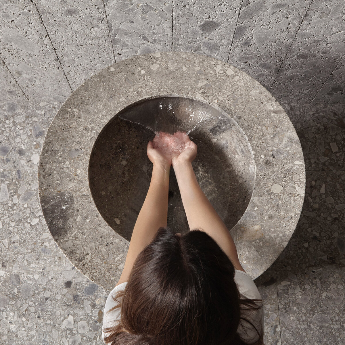 Каменная раковина Anima Liquida с интегрированным смесителем. Фото: пресс-служба antoniolupi, La-KiNi.