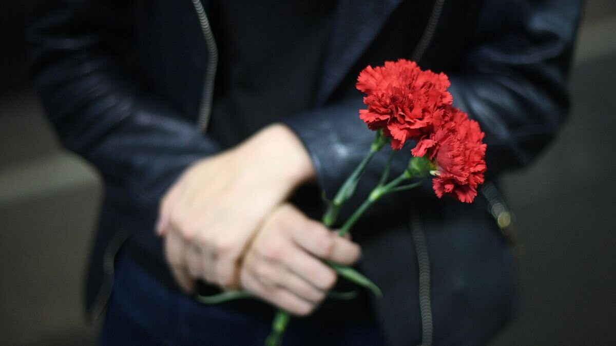    Цветы в руках девушки © РИА Новости / Рамиль Ситдиков