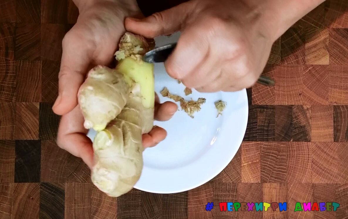 Чистим имбирь ложкой