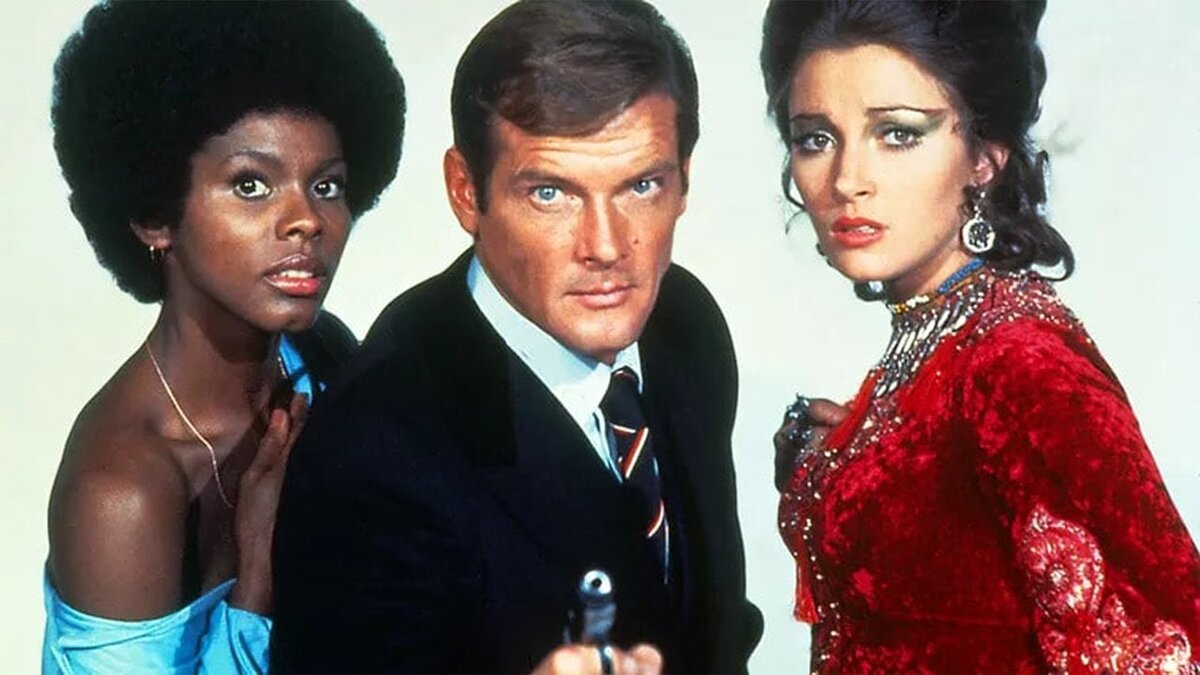 Постер к фильму "Живи и дай умереть"