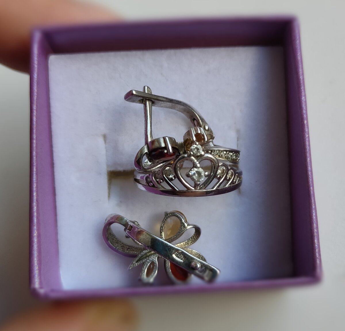 серебряные серьги и кольцо.