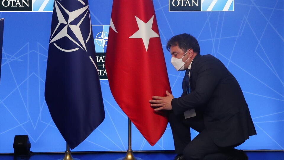     Аналитик: конфликт Греции с Турцией может привести к развалу НАТО ТАСС/EPA/YVES HERMAN / POOL