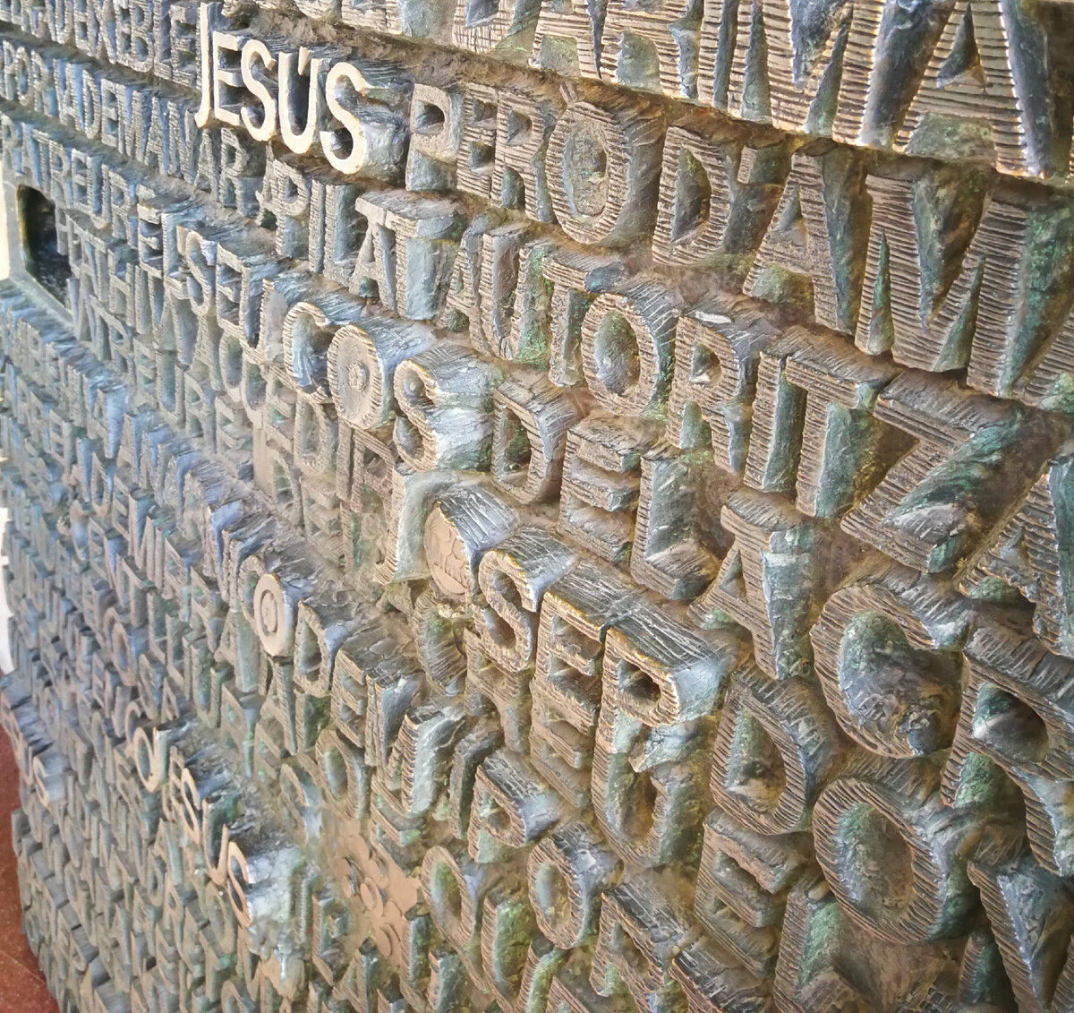 Двери собора Sagrada Familia в Барселоне. Видите слово Jesús (Иисус)? Испанцы произнесут его так: Хесус. Фото автора, 2019 г.