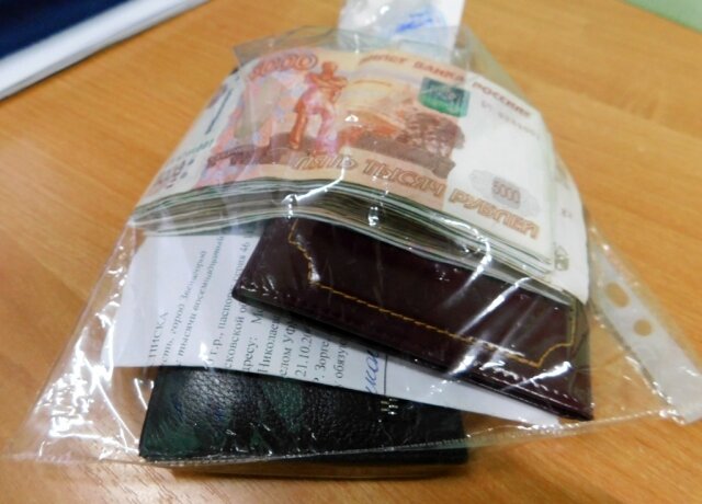    Вещи, изъятые у подозреваемого в мошенничестве 40.мвд.рф