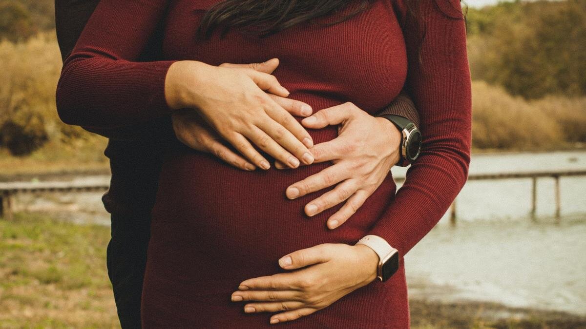    Руки на животе беременной женщины:Unsplash / Kateryna Hliznitsova