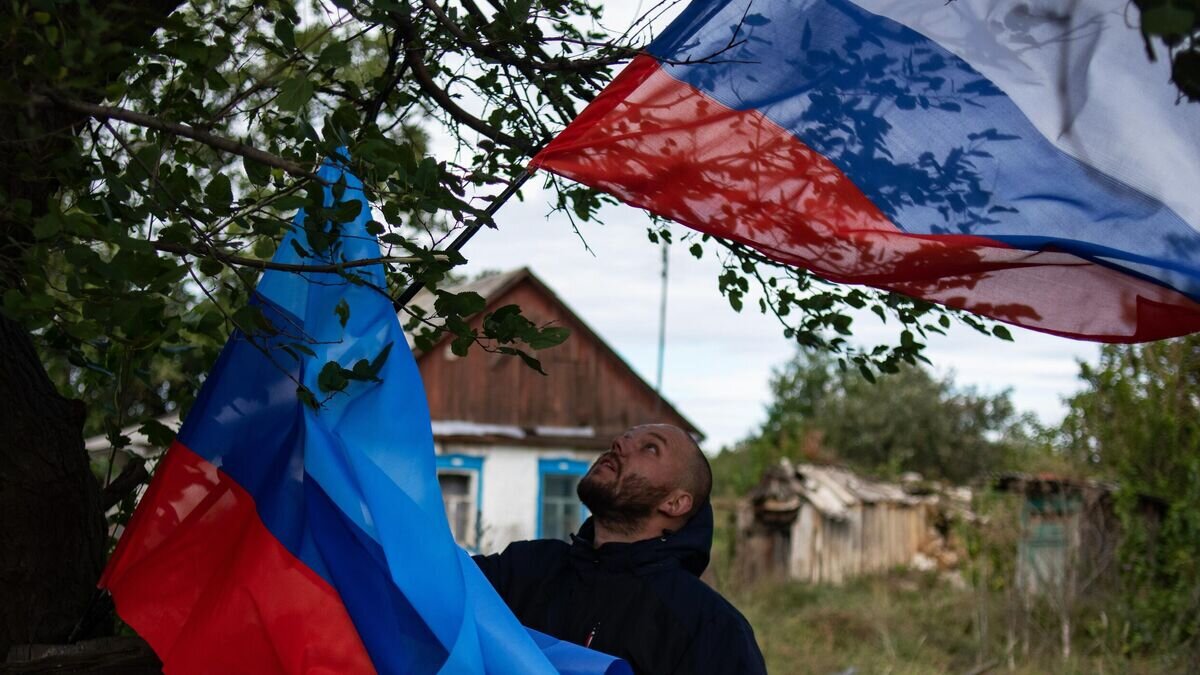    Местный житель во время голосования на выездном избирательном участке в поселке Орехово в ЛНР© РИА Новости / Валерий Мельников