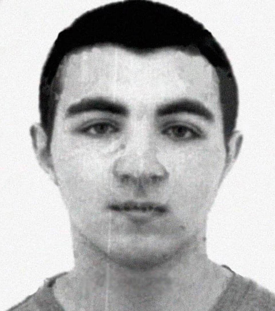     Артем Казанцев, бывший выпускник этой же школы, вошел в здание с двумя пистолетами, убил охранника и пошел по этажам, расстреливая детей и учителей