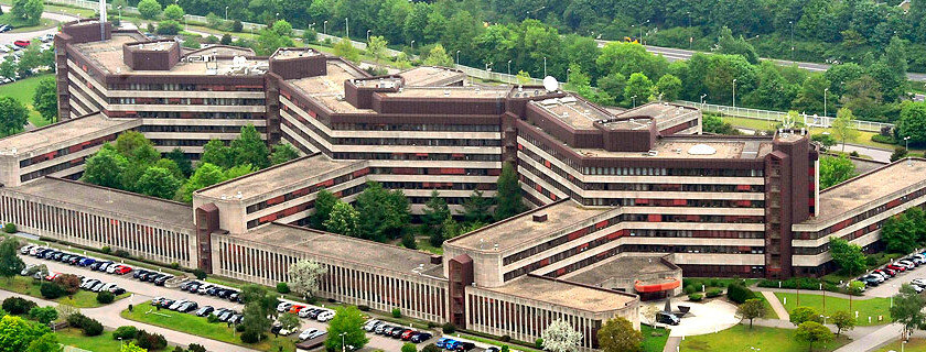 Бедные они бедные. Даже на детсад денег не хватает)